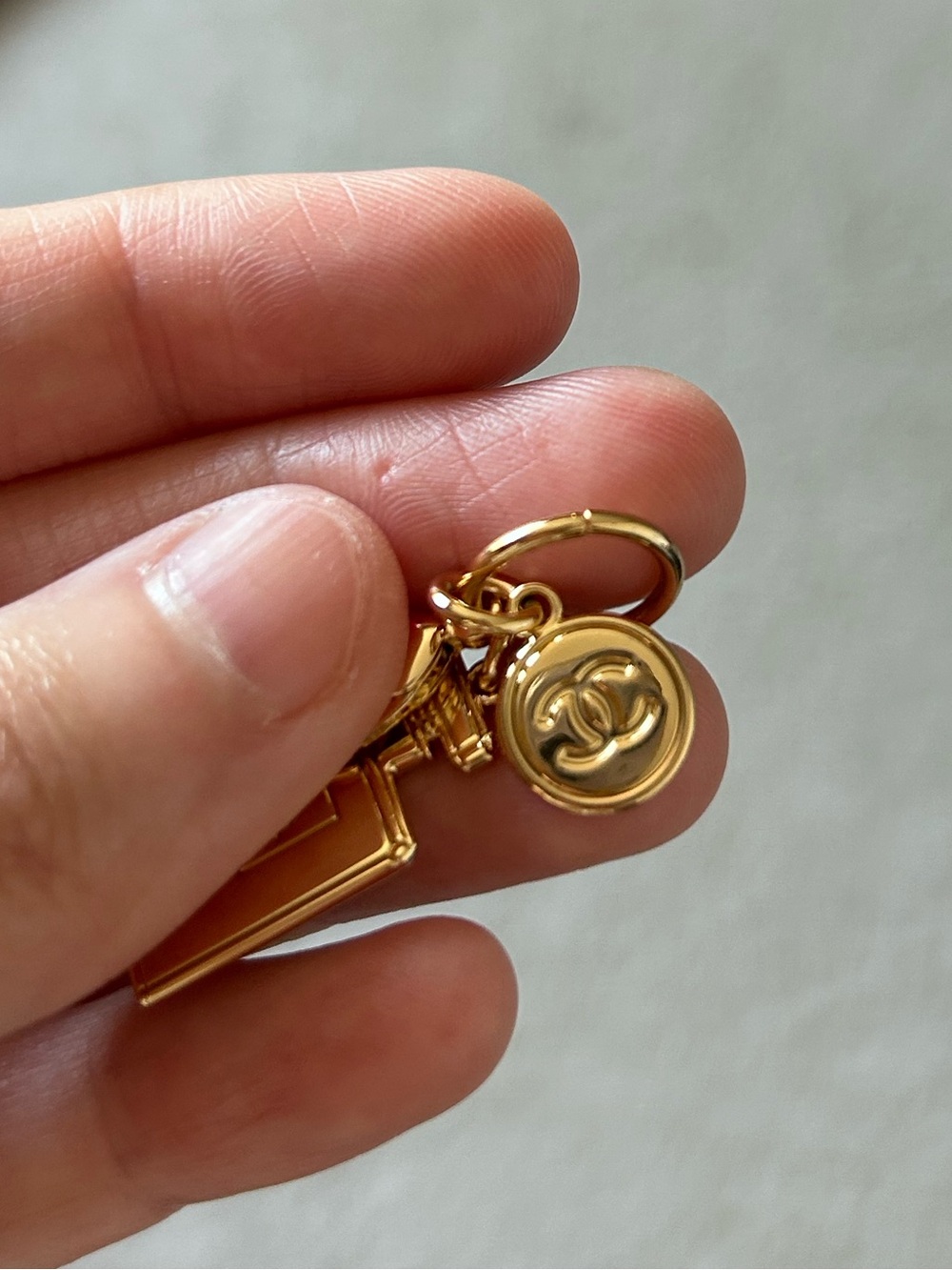 Chanel Beauty 2022 Holiday Novelty Gift Gold-Tone Pendant Charm Set 2 Pcs OS New - Picture 11 of 13